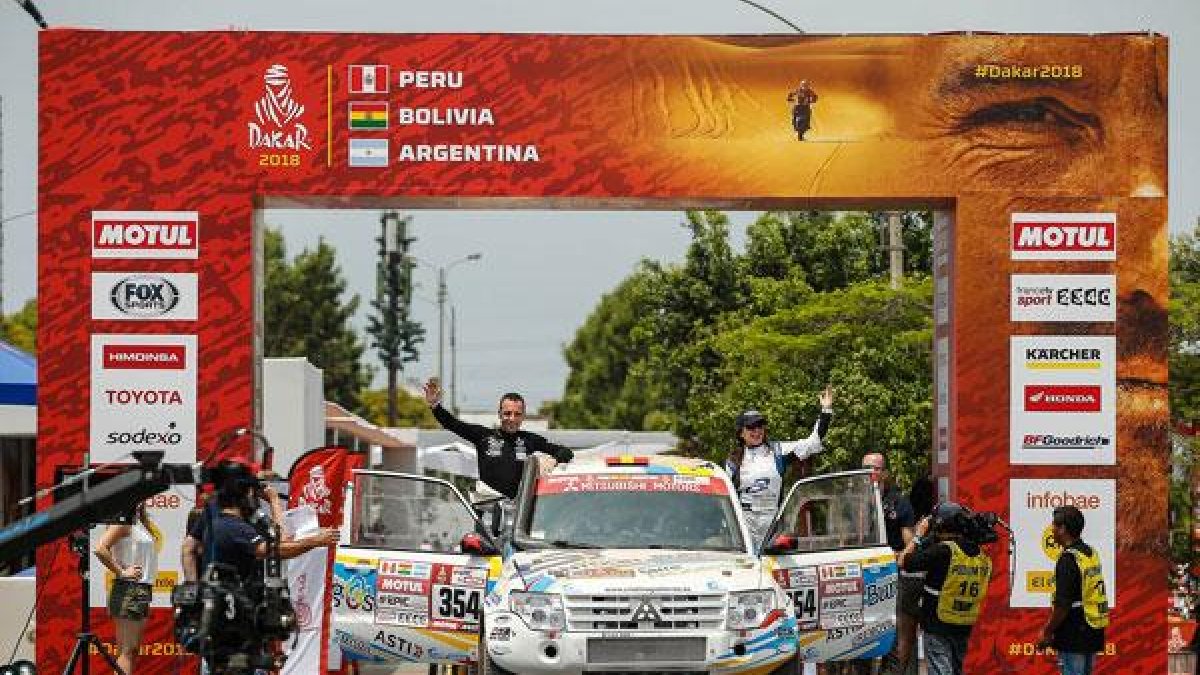 Cristina Gutiérrez saluda antes de tomar la salida en el Dakar’2018.-ECB