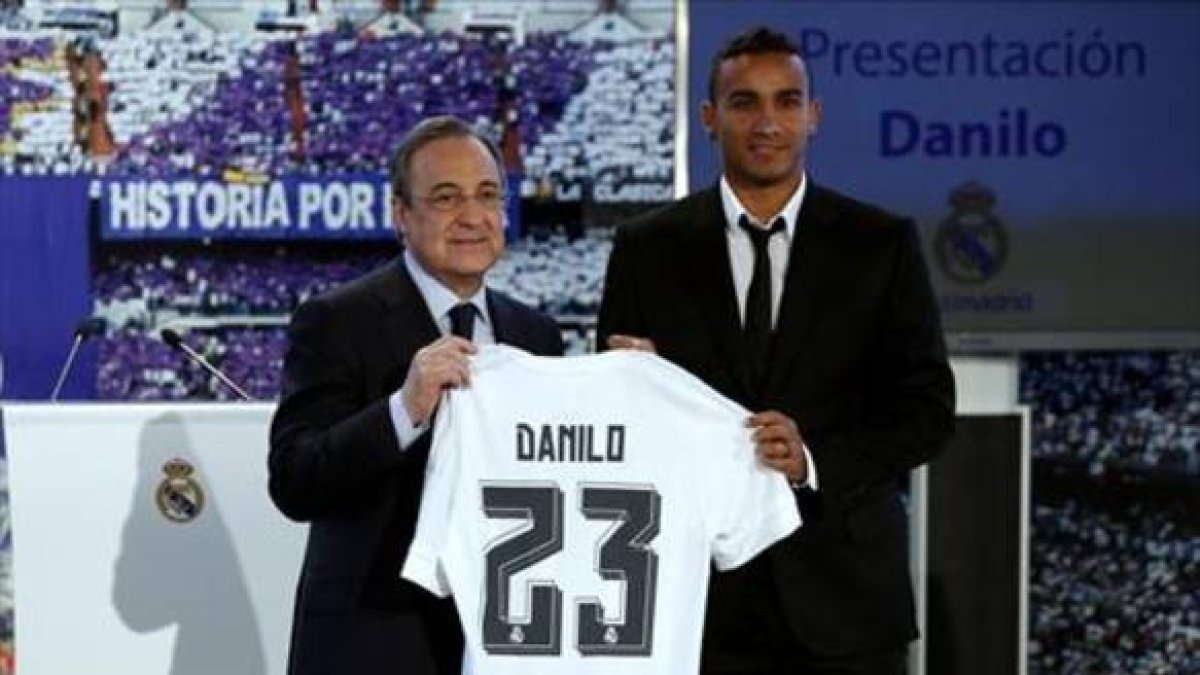 Florentino Pérez entrega la camiseta a Danilo en el acto de presentación del jugador.-Foto: DAVID CASTRO