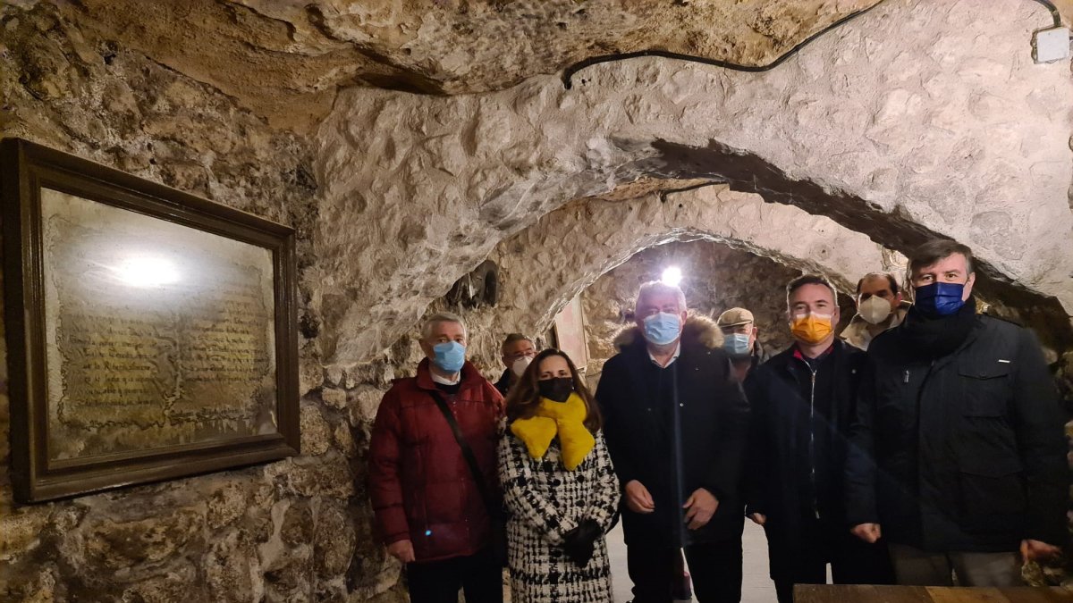 La delegación de Ciudadanos durante su visita a una bodega subterránea
