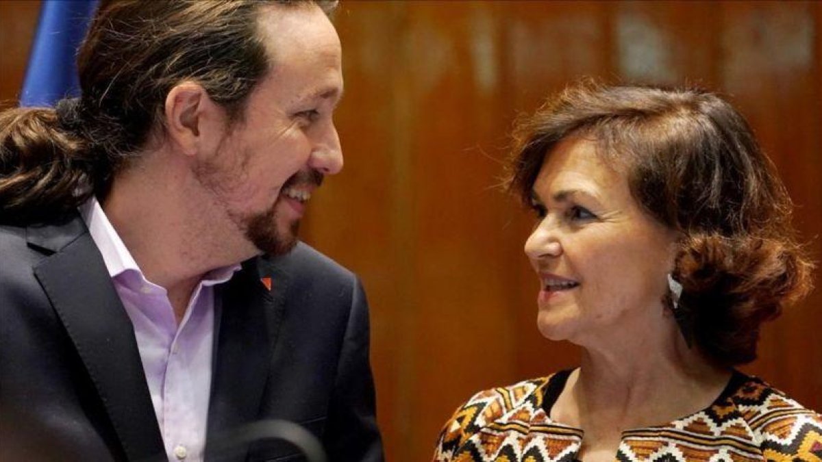 La vicepresidenta primera, Carmen Calvo, junto al vicepresidente segundo, Pablo Iglesias.-JOSÉ LUIS ROCA