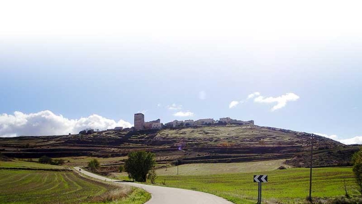 La carretera que va de la N-122 al pueblo serpentea.-
