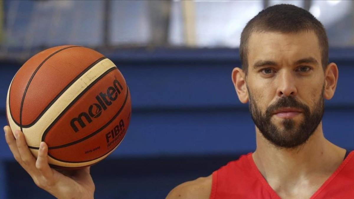 Marc Gasol posa para El Periódico en la concentración de Madrid-JUAN MANUEL PRATS