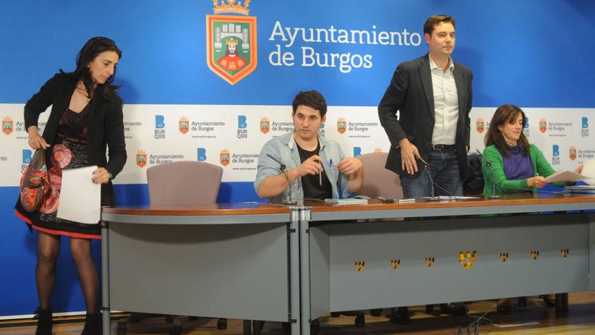 Gloria Bañeres (Ciudadanos), Raúl Salinero (Imagina), Daniel de la Rosa (PSOE) y Silvia Álvarez de Eulate, ayer, en rueda de prensa.-ISRAEL L. MURILLO