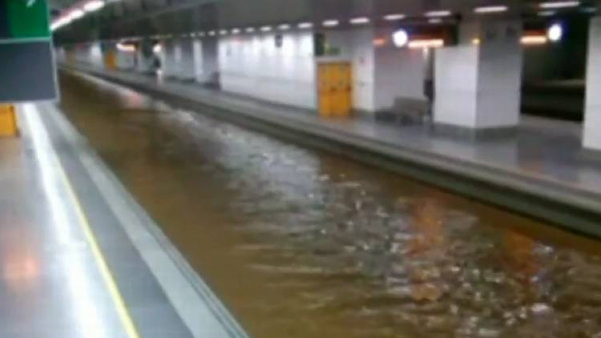 Un videoaficionado graba la inundación en la estación del AVE de Girona.-Foto: TV3