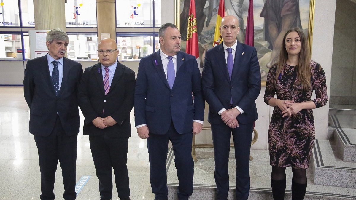 El alcalde de León, José Antonio Diez; el presidente de la Diputación, Eduardo Morán; la delegada territorial de la Junta, Ester Muñoz; el subdelegado del Gobierno, Faustino Sánchez y el rector de la ULE, Juan Francisco García Marín, asisten, entre otras autoridades, al acto institucional del Día de la Mujer