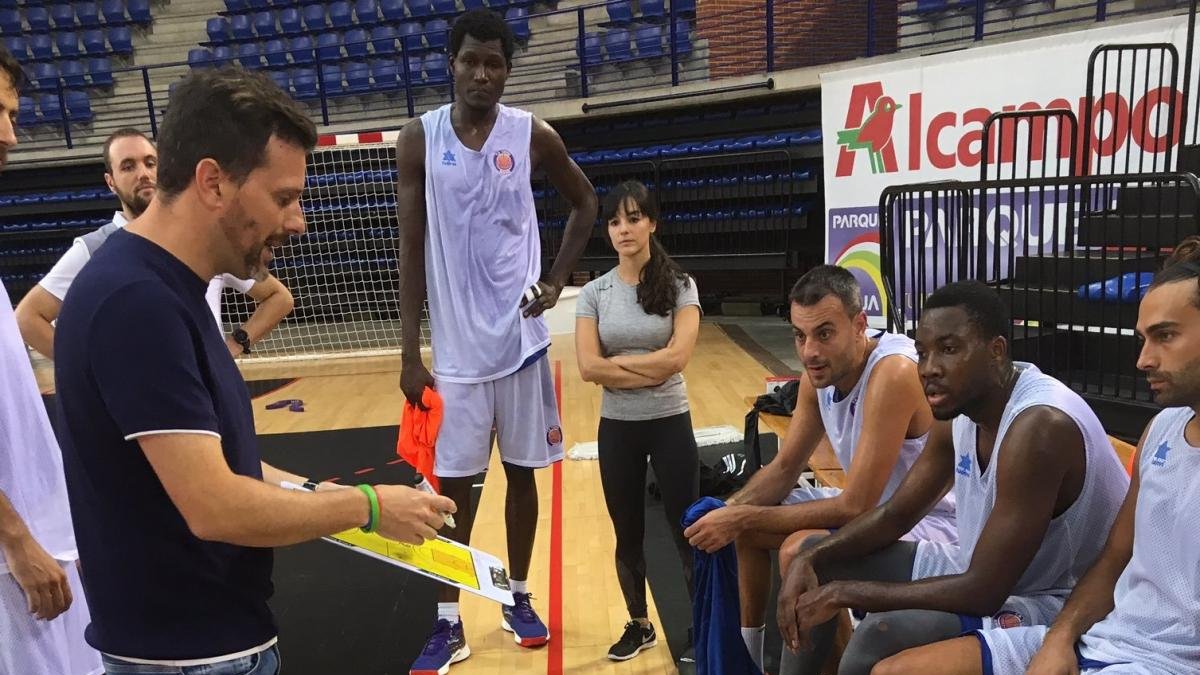 Cubillo se dirige a sus jugadores durante un tiempo muerto.-TWITTER / @CBT_AUTOCID