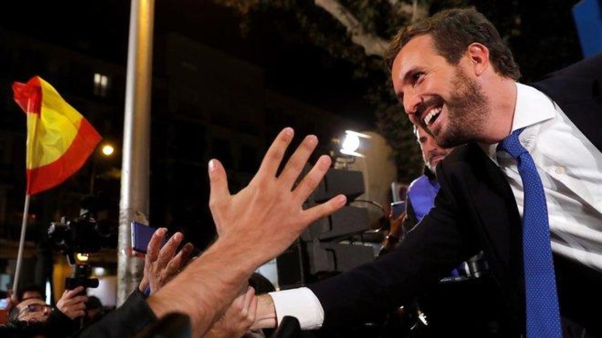 El líder del PP, Pablo Casado, saluda a sus simpatizantes la noche electoral del 10 de noviembre.-EFE