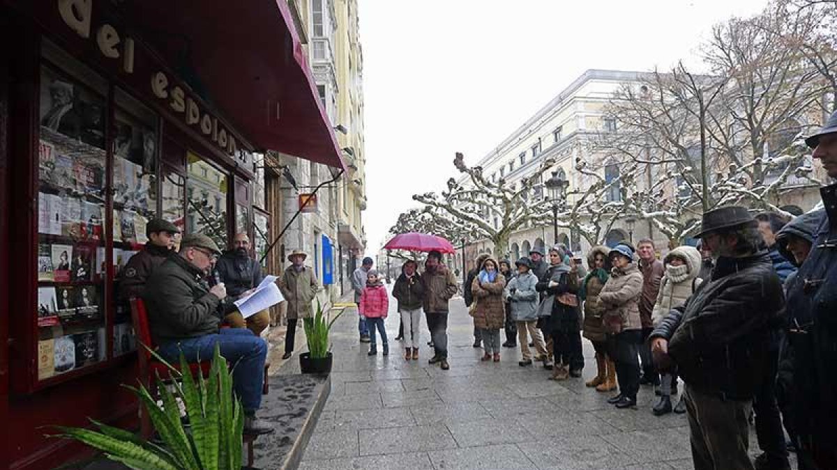 Los clientes de la librería que se sumaron a la fiesta aguantaron valientes bajo la nieve. ¡Quién dijo miedo!-Raúl Ochoa