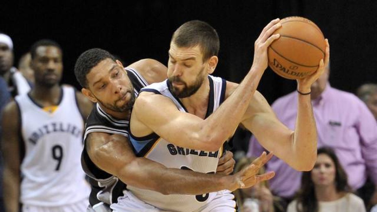 Marc Gasol defiende la posesión de la pelota ante Tim Duncan.-Foto: Brandon Dill / AP