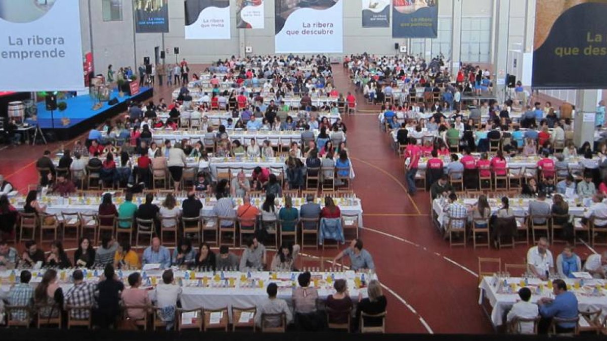 Los 903 catadores repartidos en 100 mesas durante la celebración de la XVIIIedición de los Premios Envero.-ECB