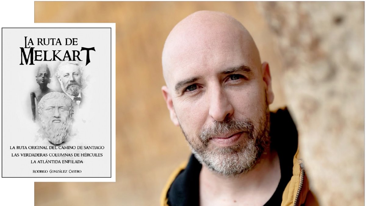 Rodrigo González Castro y la portada de 'La Ruta de Melkart'. SAMUEL DE ROMÁN