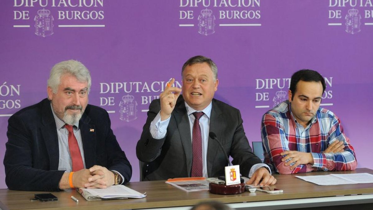 (De izq. a dcha), Delgado, Rodríguez y Fernández Gil, quienes pedirán que se inste al Estado a mantener el servicio.-I. L.M.