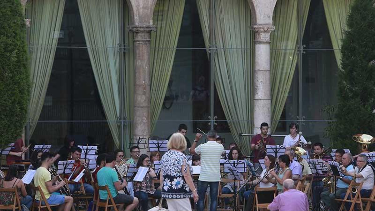 Alumnos de la escuela ofrecen un concierto en el exterior.-RAÚL G. OCHOA