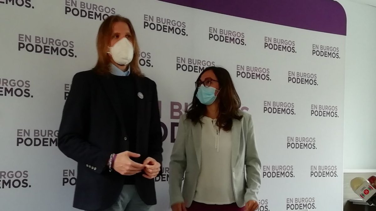 Fernández y Domínguez en la sede de Podemos Burgos. ECB