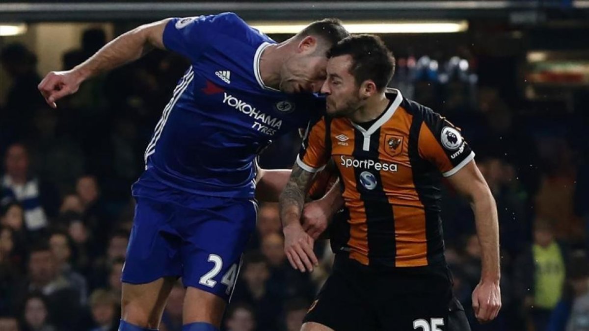 Cahill y Mason chocan de cabeza, el 22 de enero del 2017.-/ AFP / ADRIAN DENNIS