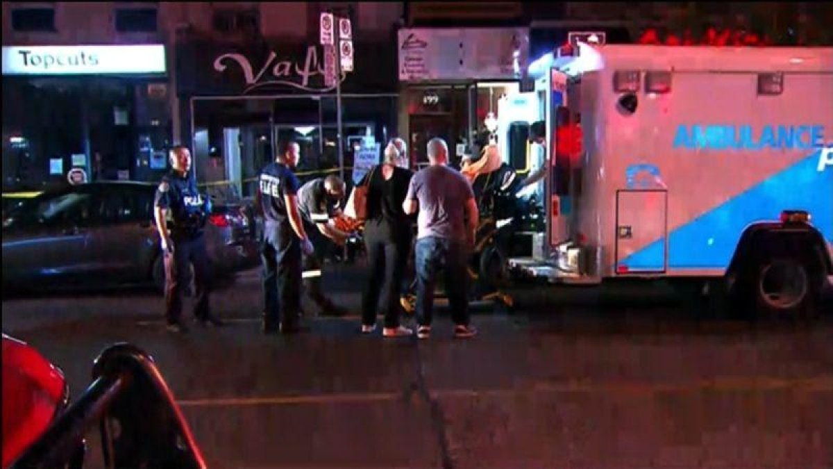 Los equipos de emergencia, en el lugar del tiroteo, en Toronto.-EL PERIÓDICO