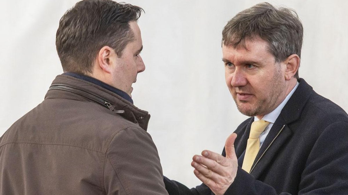 De la Rosa, conversa con Lacalle, los dos responsables del Plan. ECB