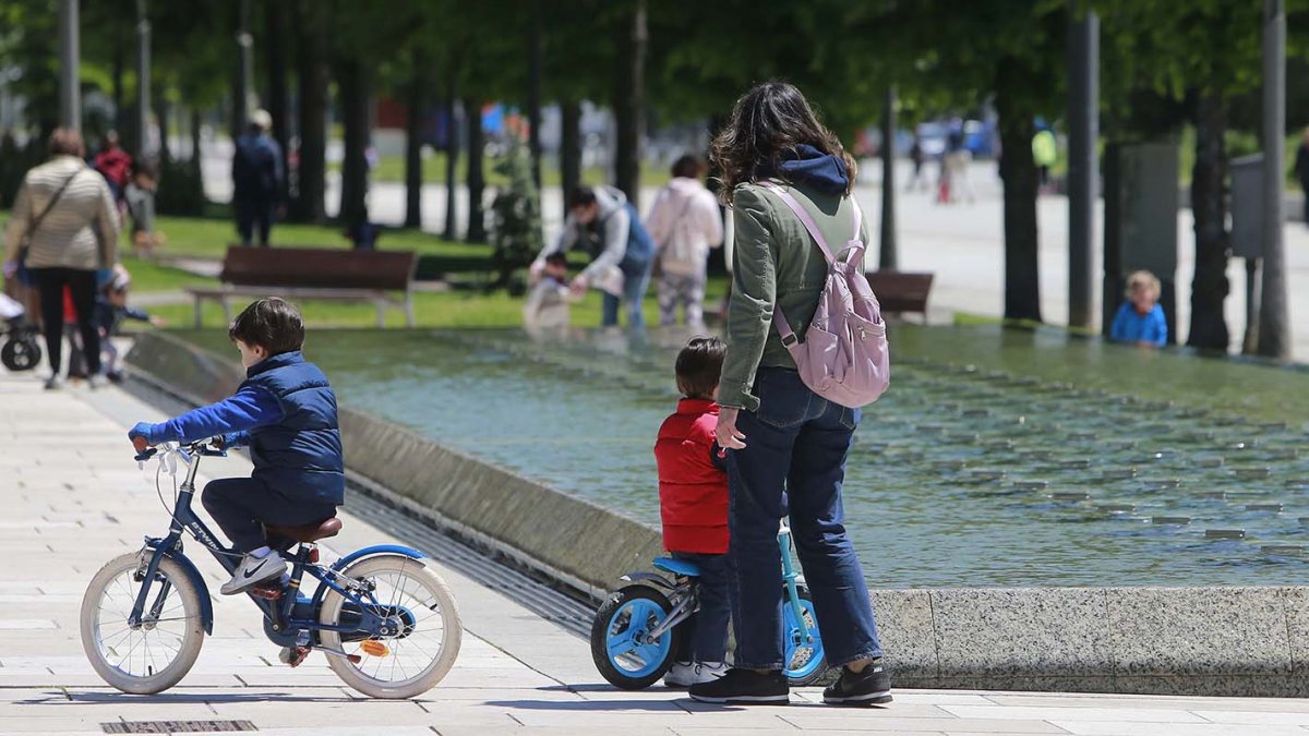 El domingo fue día de paseo para multitud de familias en Burgos. R. OCHOA