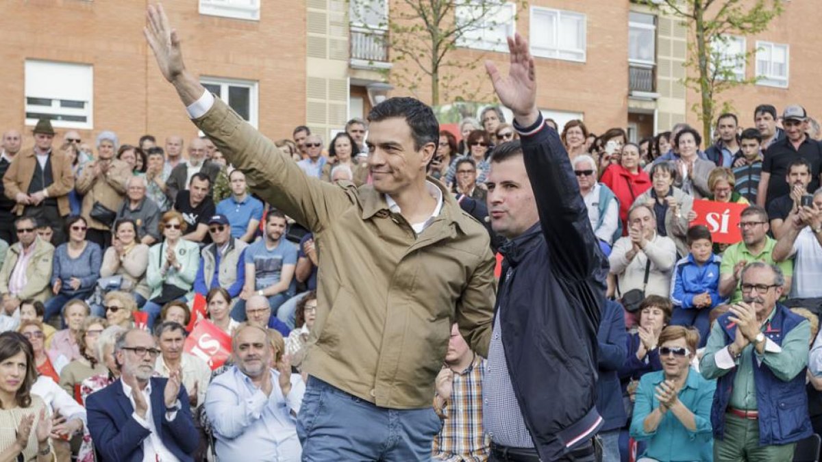 El secretario general de los socialistas, ayer, en un momento de su intervención en el parque Félix Rodríguez de la Fuente.-SANTI OTERO