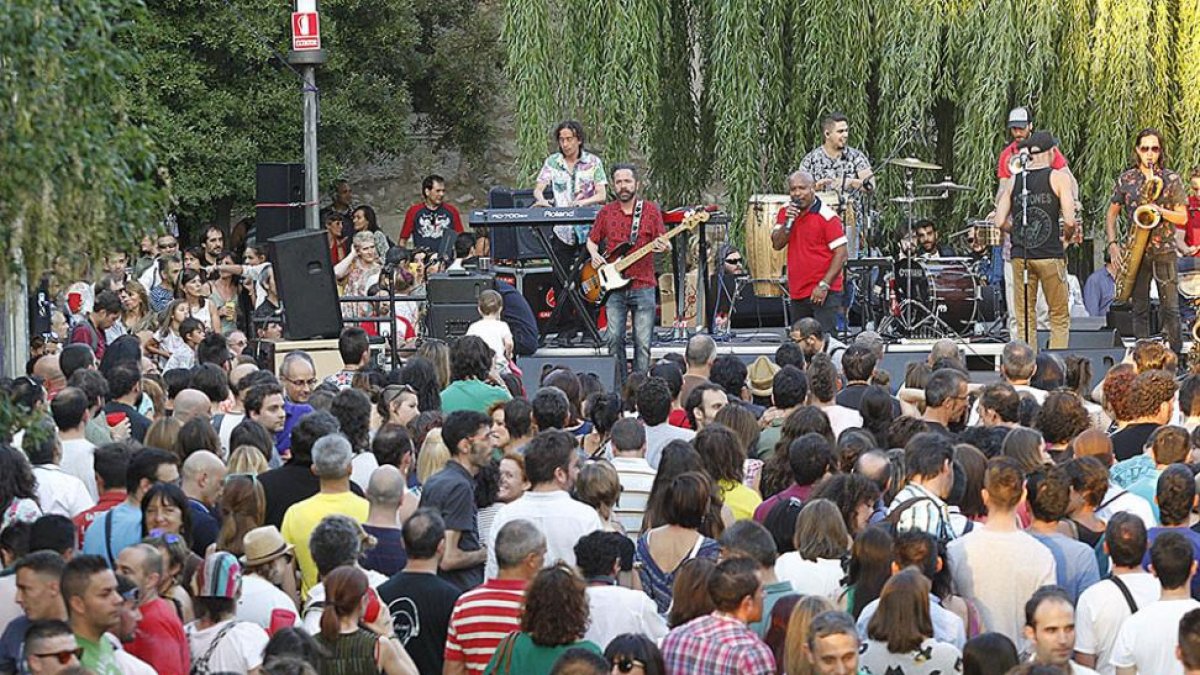 El Hospital del Rey bailó con los ritmos de salsa y rumba de La-33 para despedir la decimosexta edición.-Santi Otero