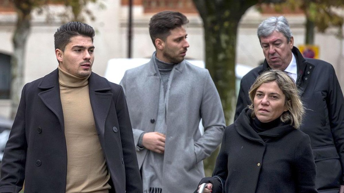 Raúl Calvo y Víctor Rodríguez ‘Viti’ llegan al juzgado con sus abogados.-SANTI OTERO