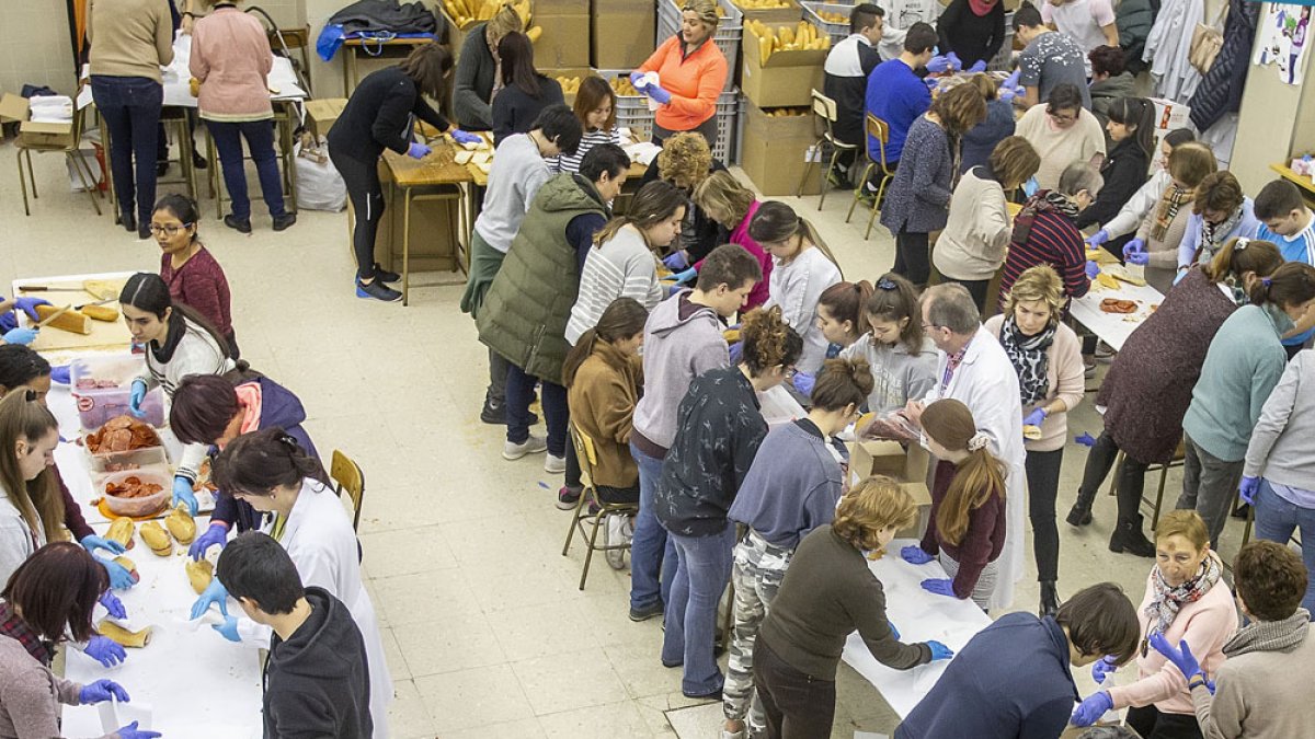 Un momento de la operación bocata del año pasado, que se pudo celebrar sin restricciones ya que tuvo lugar antes del estado de alarma. S. OTERO