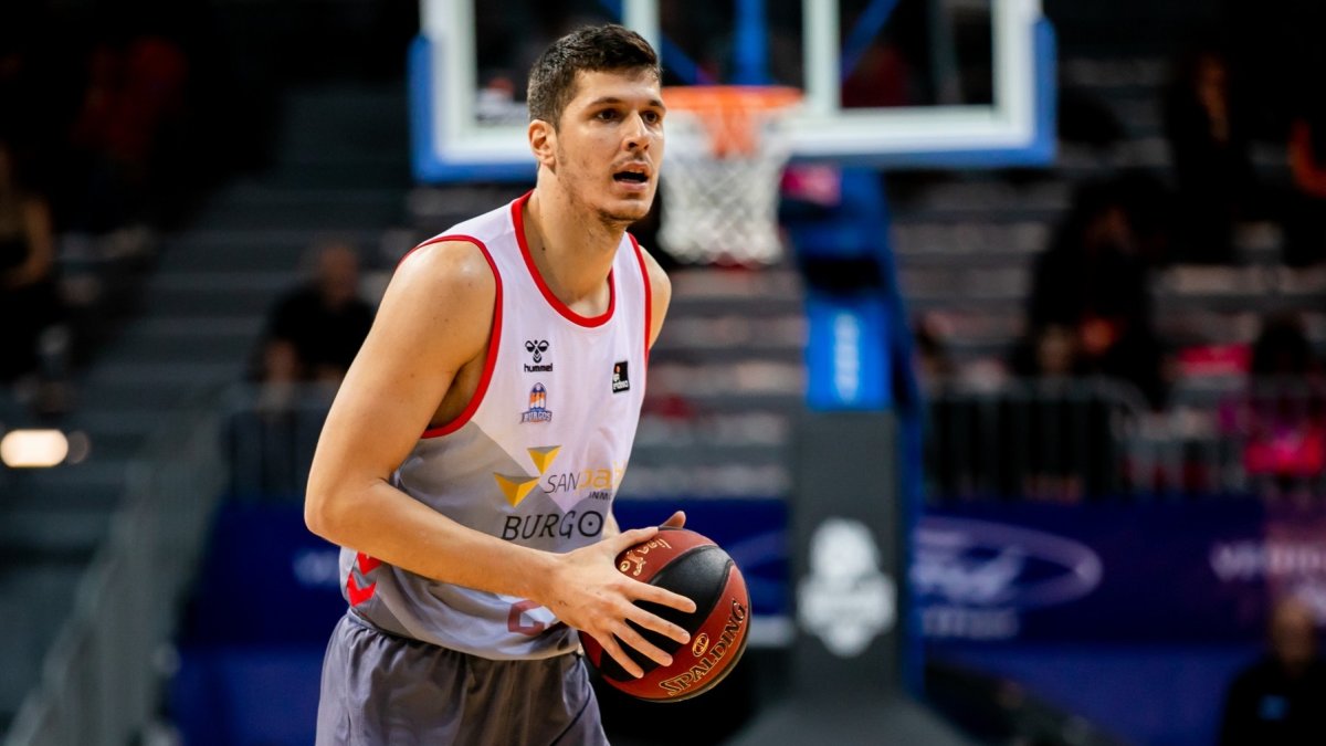 Huskic busca línea de pase durante un partido. ALBERT MARTÍN / ACB PHOTO