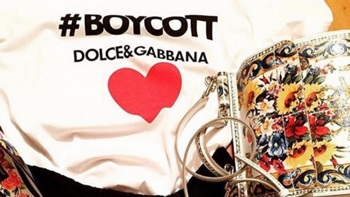 La camiseta con el hastag #BoycottDolceGabbana contraataca a los comentarios de los detractores de la firma.-INSTAGRAM