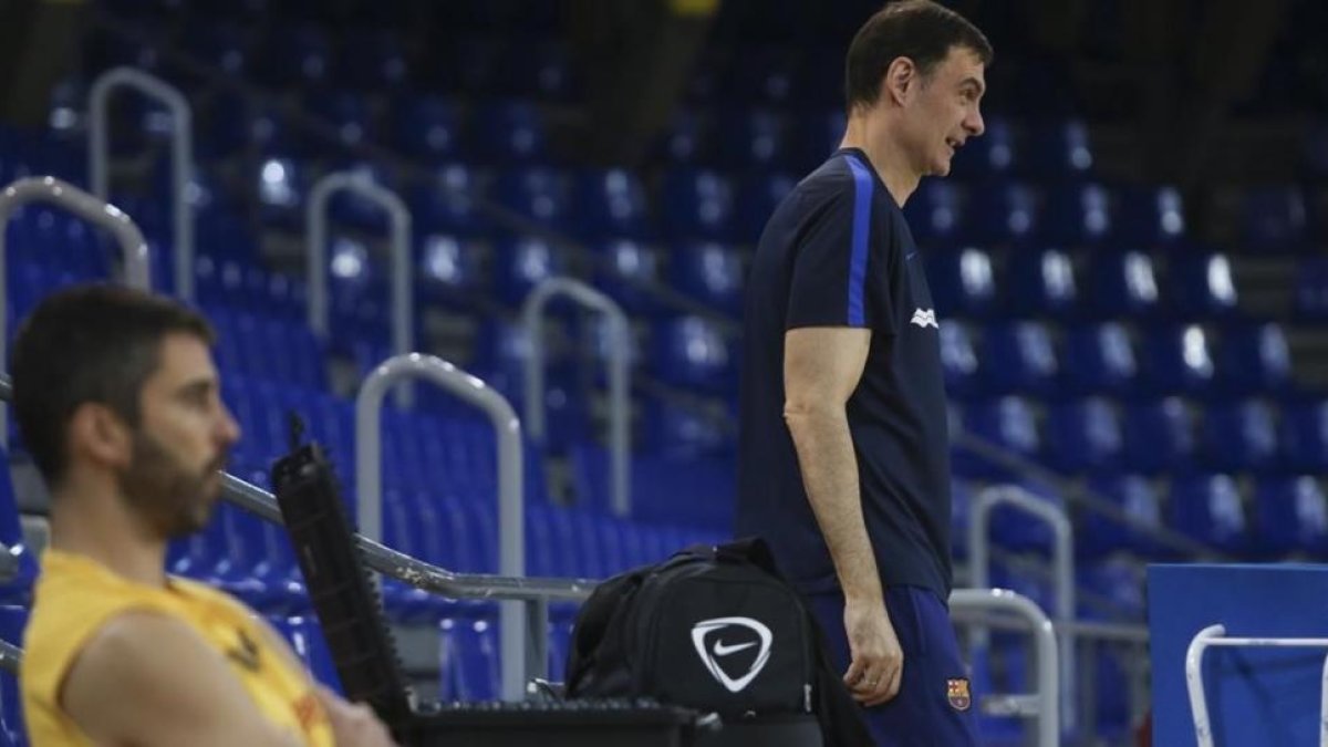 Bartzokas, con Navarro en primer término, en un entrenamiento del Barça.-VALENTÍ ENRICH