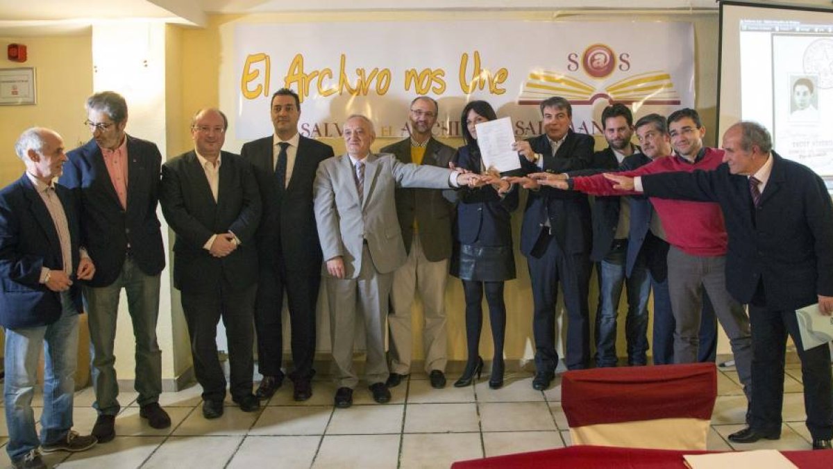 La Asociación Salvar el Archivo presenta un manifiesto en defensa de la unidad del Centro Documental de la Memoria Histórica, al que se adhieren diferentes partidos políticos-Ical