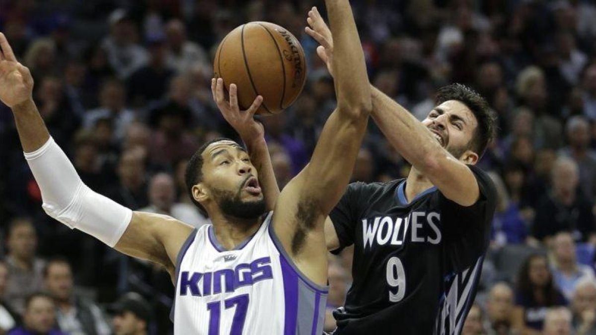 Ricky Rubio encara la canasta ante Garrett Temple.-AP / RICH PEDRONCELLI