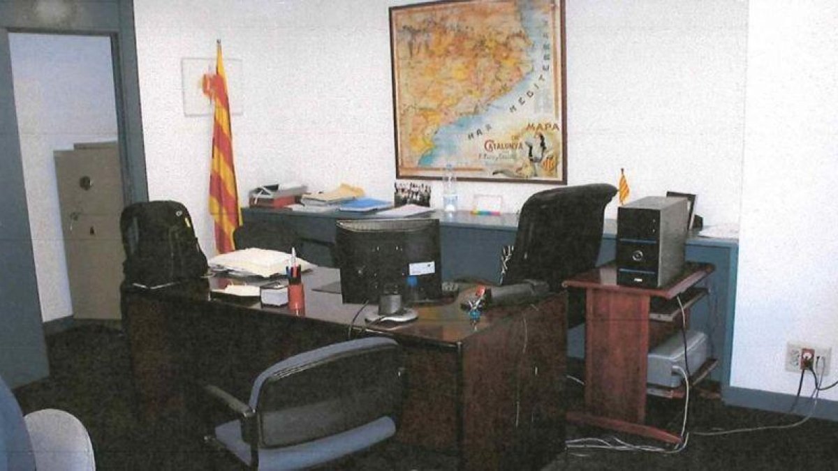 Imágen del reportaje fotográfico de la Guardia Civil del depacho del extesorero de CDC, Andreu Viloca.-