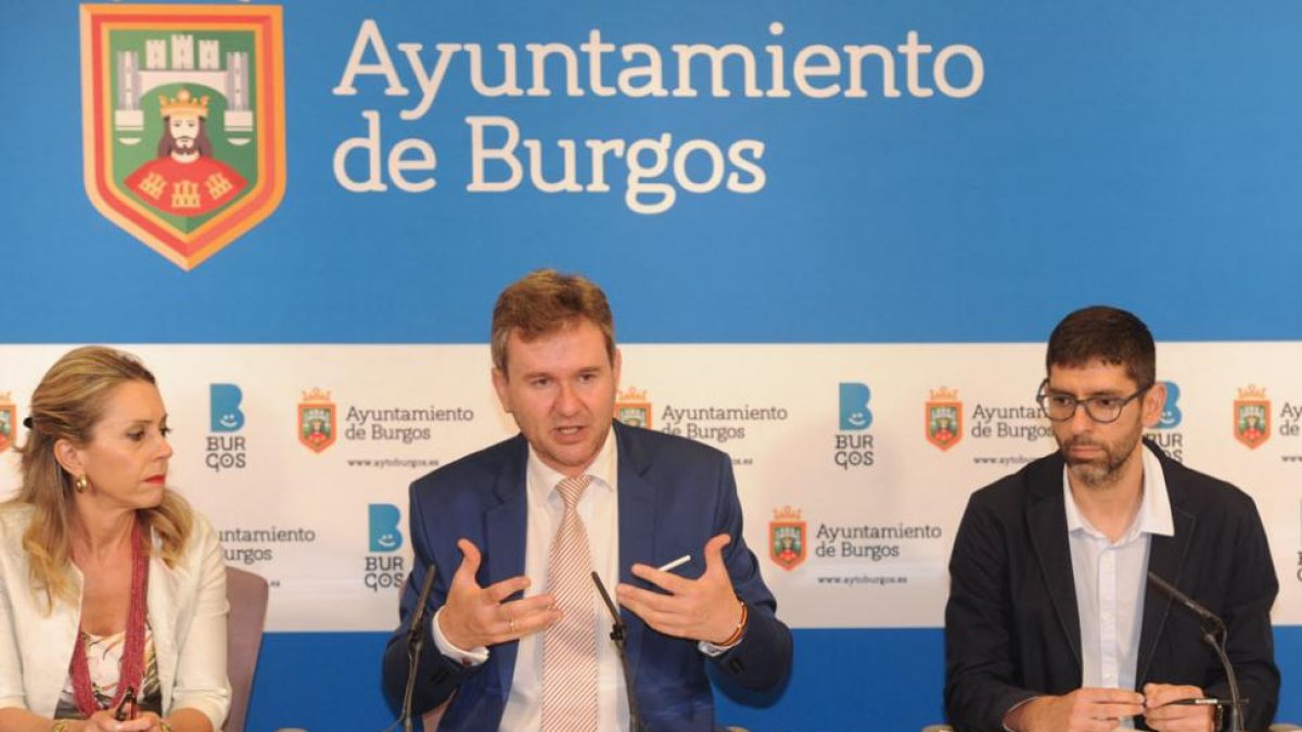 Javier Lacalle, entre la concejala Ana Bernabé y el arquitecto Antonio Cámara.-ISRAEL L. MURILLO