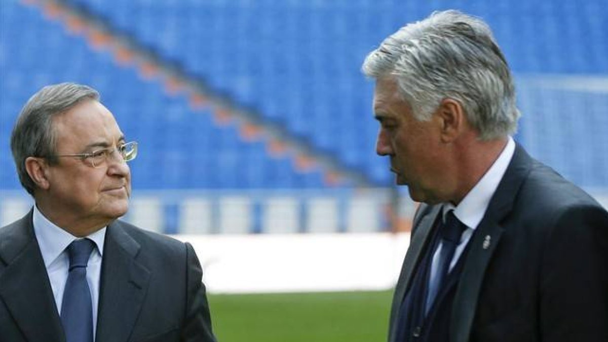 Florentino y Ancelotti charlan en el Bernabéu.-Foto: EFE / JUAN CARLOS HIDALGO