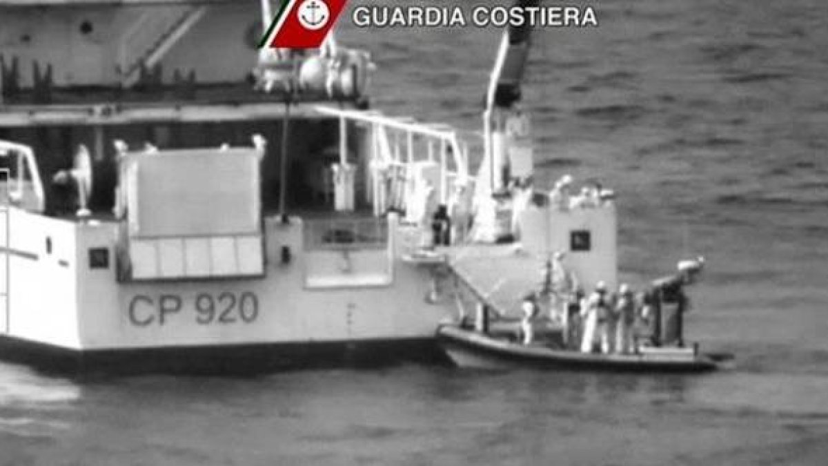 Primeras imágenes de parte del rescate de los 700 migrantes desaparecidos.-Foto: GUARDIA COSTIERA
