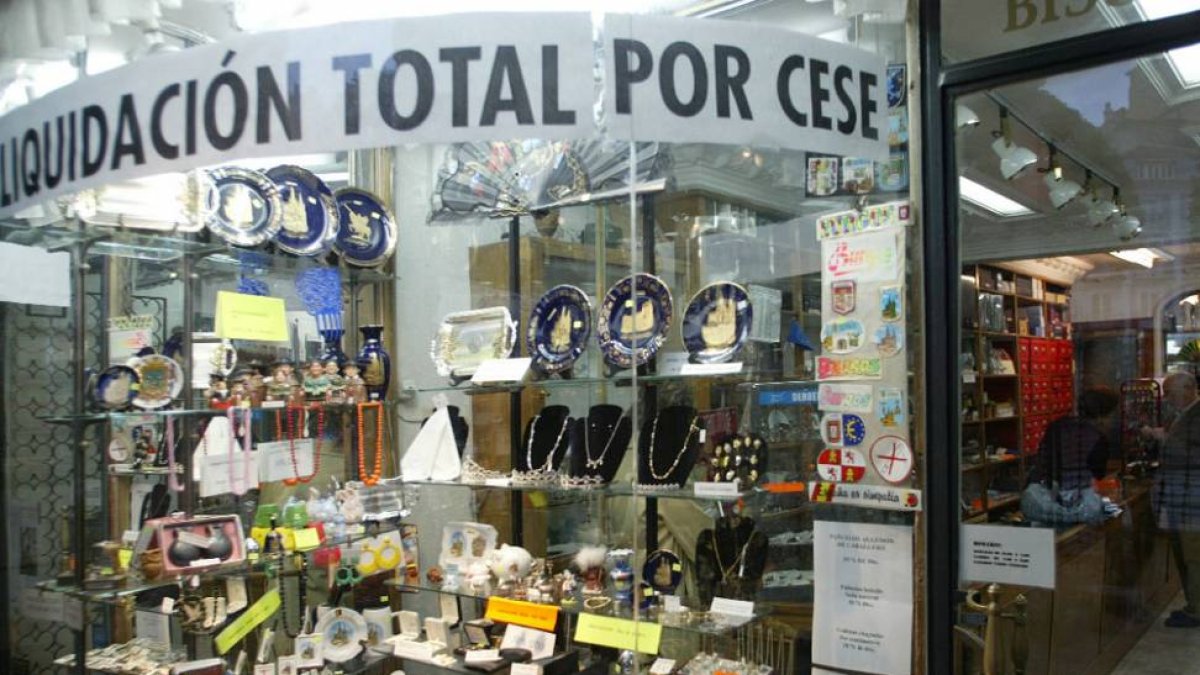 Un establecimiento con el cartel que anuncia el fin del desarrollo de su actividad en el escaparate.-ISRAEL L. MURILLO