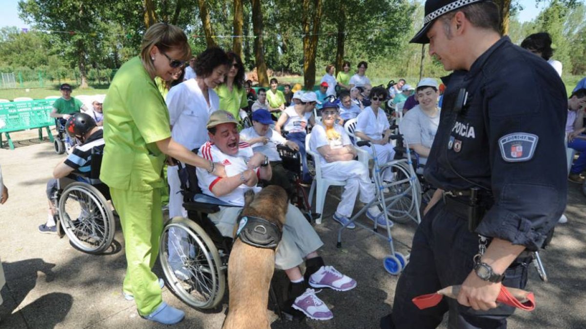 Uno de los perros demuestra sus capacidades ante el asombro de los usuarios.-ISRAEL L. MURILLO