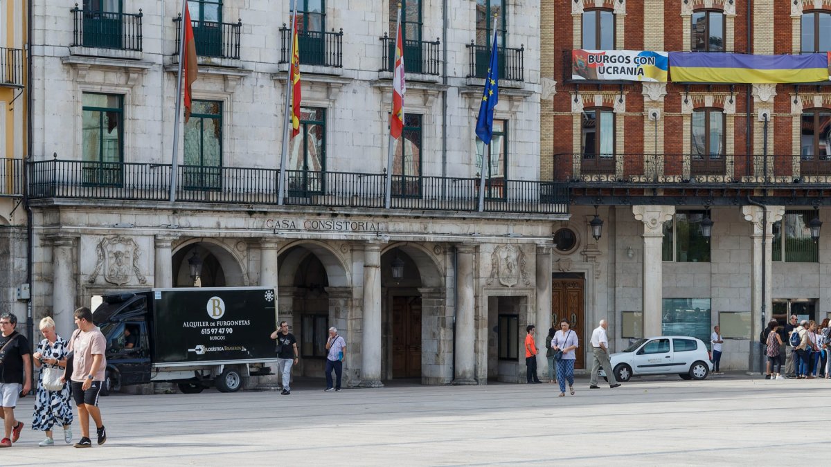 El Ayuntamiento de Burgos, en el número 1 de la Plaza Mayor.
