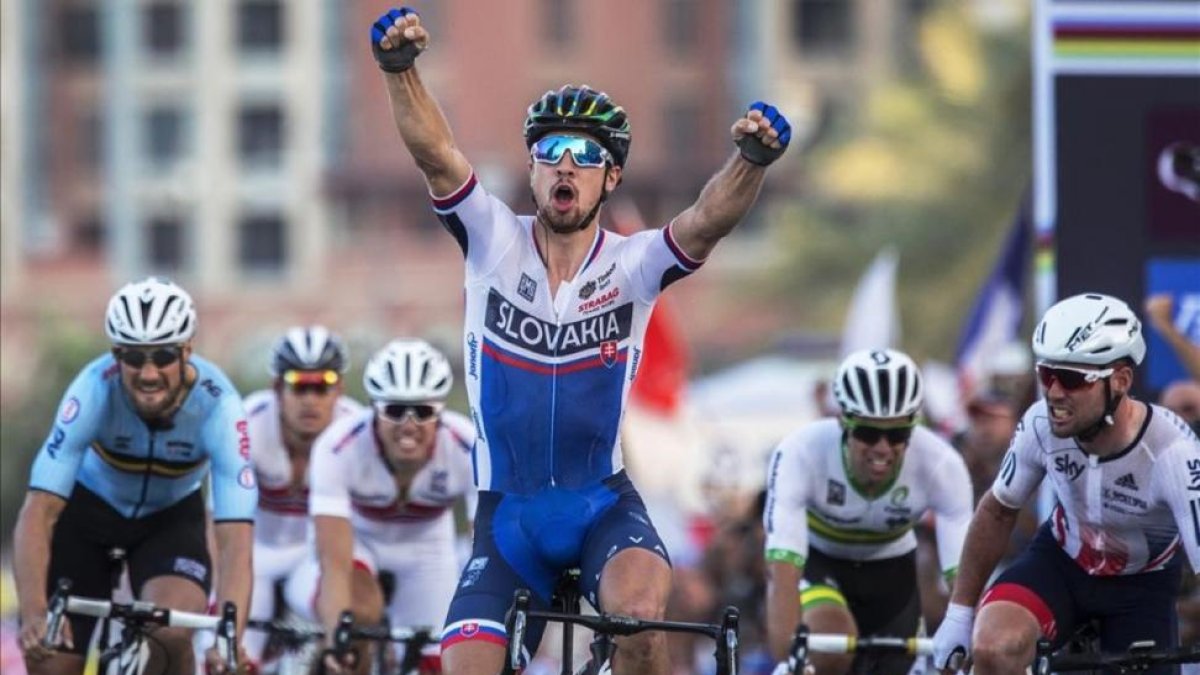 Peter Sagan se impone a Mark Cavendish y Tom Boonen en el esprint que decidió el Mundial de Catar.-EFE / OLIVER WEIKEN