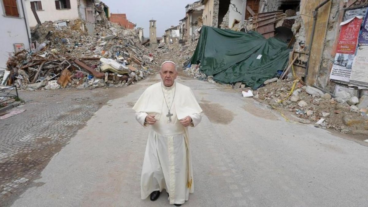 El Papa, en Amatrice.-EFE / OSSERVATORE ROMANO