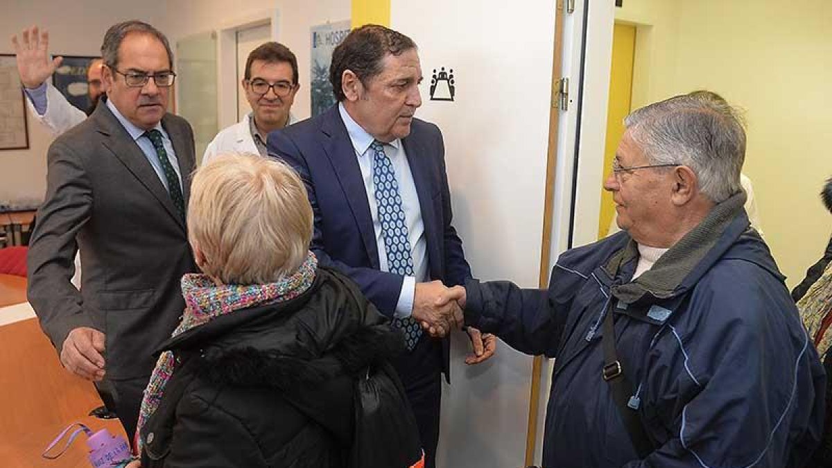 El consejero de Sanidad, el mes pasado, con miembros de las asociaciones vecinales de Aranda.-ICAL