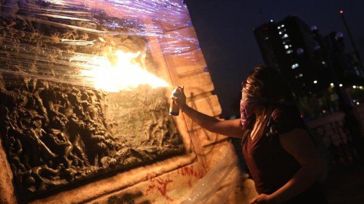 En plena avenida Reforma, un grupo de 30 mujeres con sus rostros tapados, destruyeron mobiliario urbano y monumentos de la ciudad.-EFE