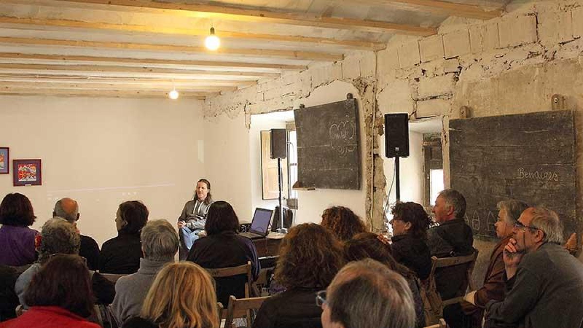 Los asistentes se sentaron en los pupitres del aula en la que el maestro daba sus clases.-G.G.