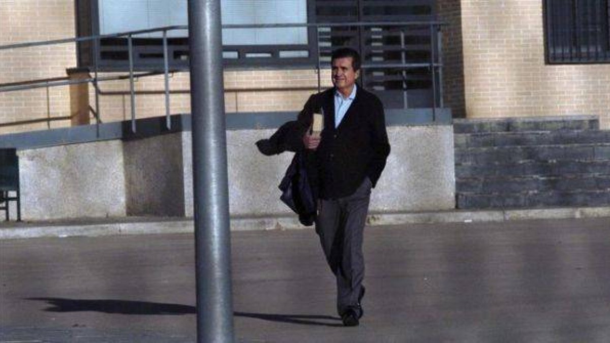 El exministro y expresidente balear Jaume Matas sale de permiso de fin de semana de la prisión de Segovia, el pasado viernes.-Foto: EFE / AURELIO MARTÍN