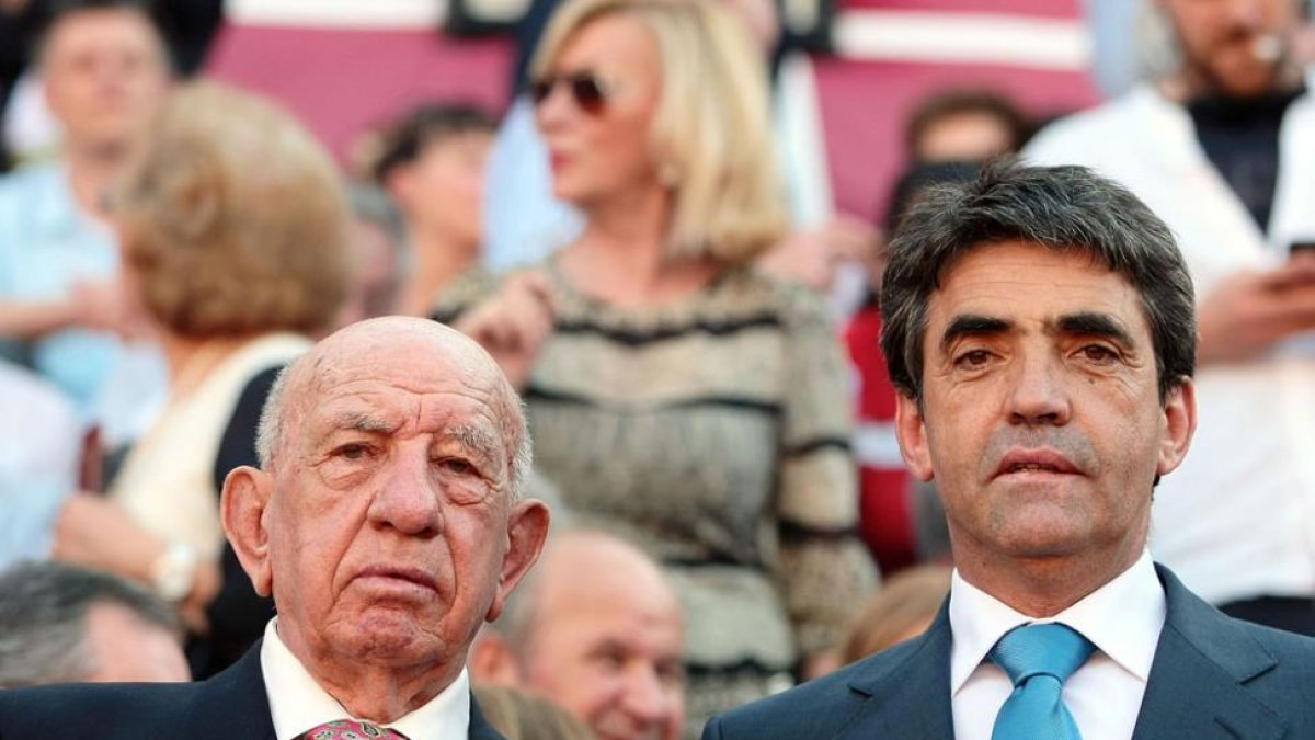 El ganadero Victorino Martín, padre, junto a su hijo.-ECB