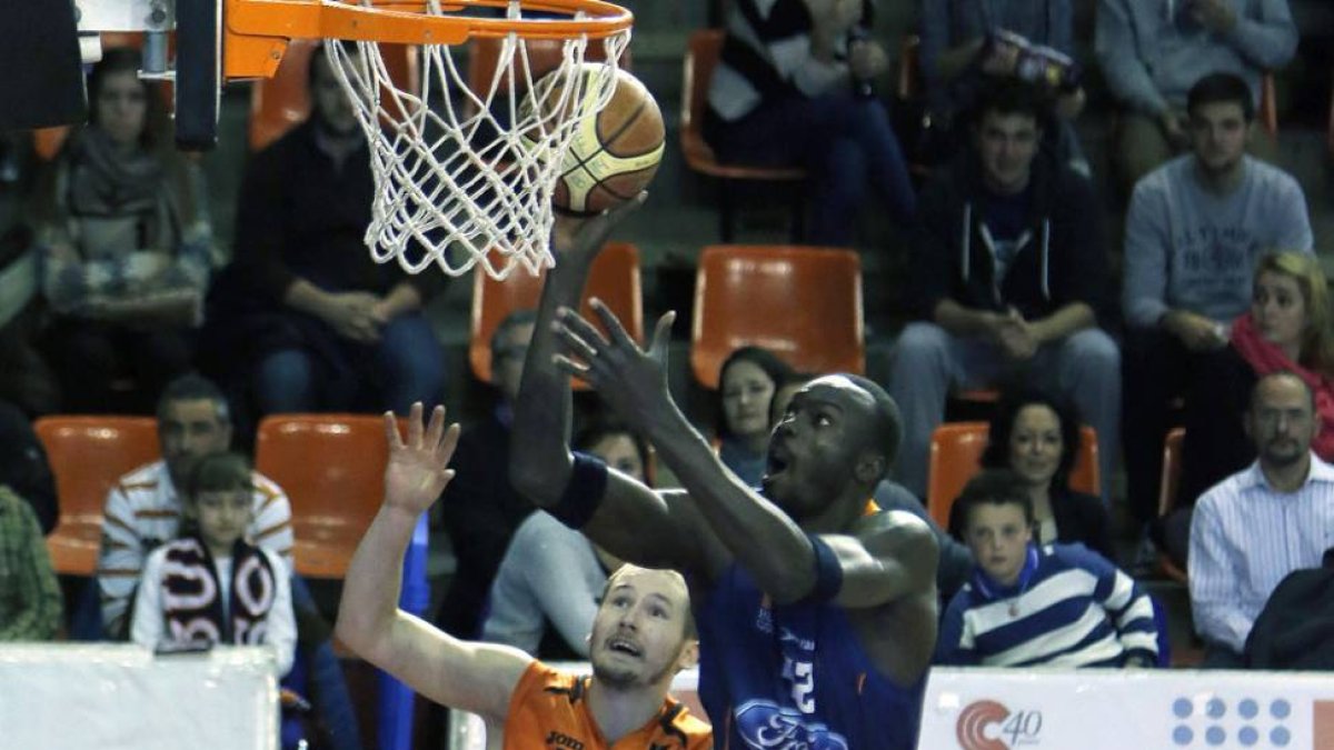 Diouf entra a canasta ante la oposición de dos jugadores de Lleida.-Raúl G. Ochoa