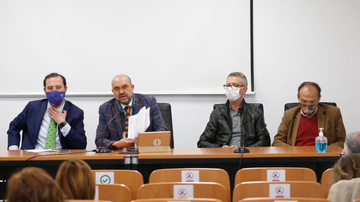 Luis Mata, Fernando de la Varga, José Luis López y Juan Carlos Barriocanal durante la rueda de prensa en defensa de la Oficina de Congresos. SANTI OTERO