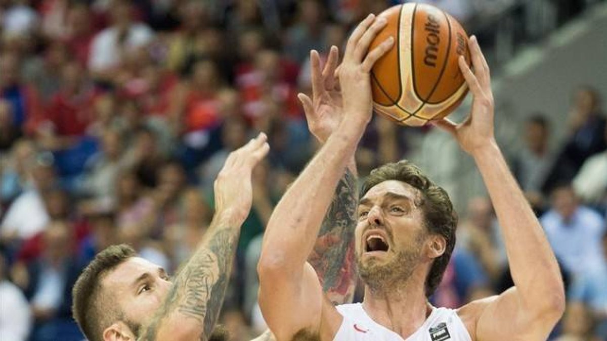 Pau Gasol trata de anotar en el O2 de Berlín.-EFE / LUKAS SCHULZE