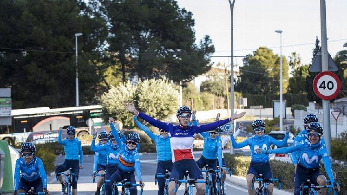 Las corredoras del Movistar, durante la concentración que llevaron a cabo en la localidad alicantina de Calp.-MIGUEL LORENZO