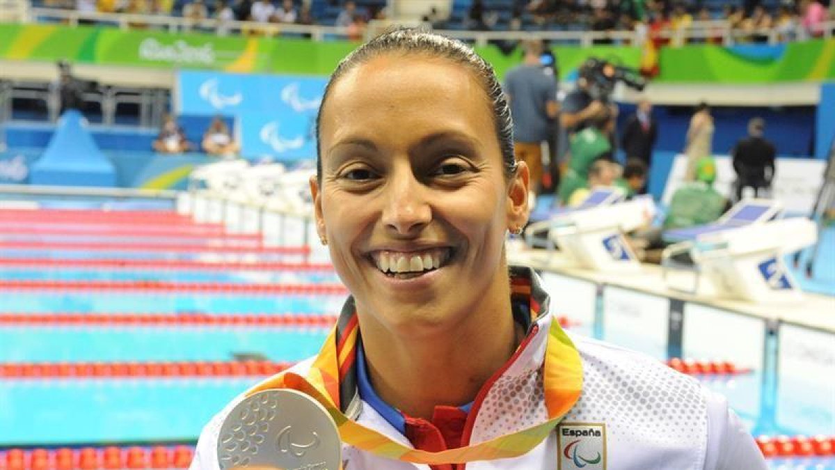La atleta paralímpica Teresa Perales recibe la medalla de plata de la prueba de 200 metros libre en los Juegos Paralímpicos Río 2016.-EFE